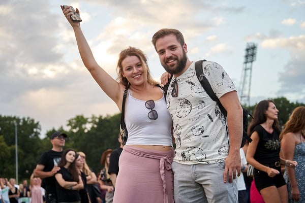 Powiększ obraz: Kobieta i mężczyzna podczas przerwy w koncertach na festiwalu Męskie Granie na Polach Marsowych