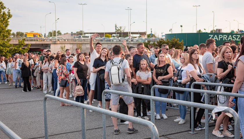 Koncert Dawida Podsiadły na Tarczyński Arena, 08.06.2024. Tłumy fanów ciągną na stadion