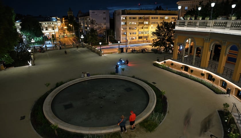 Bastion Sakwowy nocą, gdy fontanna już nie działa, a iluminacja jest przygaszona.