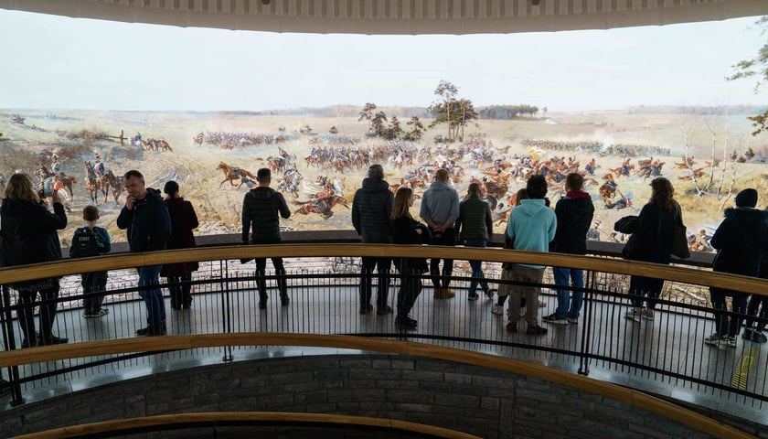 Powiększ obraz: Oglądający podziwiają Panoramę Racławicką