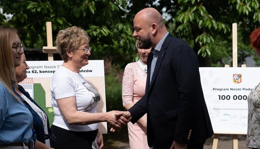 Powiększ obraz: Podpisanie porozumienia ws. przystąpienia do programu Nasze Podwórko