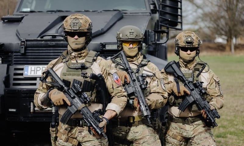 Powiększ obraz: Policyjni kontrterroryści. Zdjęcie ilustracyjne