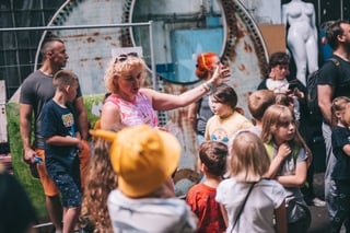 Powiększ obraz: Przewodniczka ze zwiedzającymi zajezdnię Popowice przy ul. Legnickiej podczas zeszłorocznej edycji Przeglądu Sztuki Survival