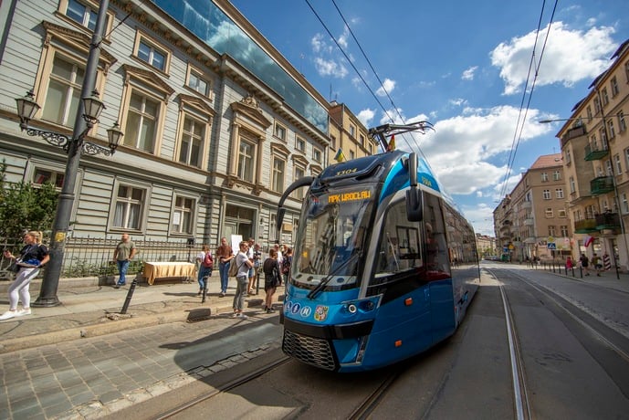 Powiększ obraz: Tramwaj MPK Wrocław na ulicy Edyty Stein