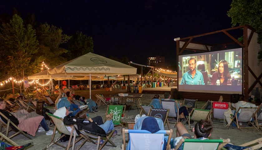 Powiększ obraz: Kino letnie w Porcie Węglowym