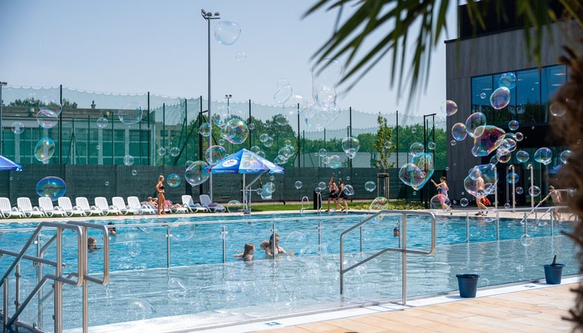 Powiększ obraz: W słoneczny piątek wrocławianie przyszli na otwarcie Aquaparku Zakrzów przy ul. Wilanowskiej 29