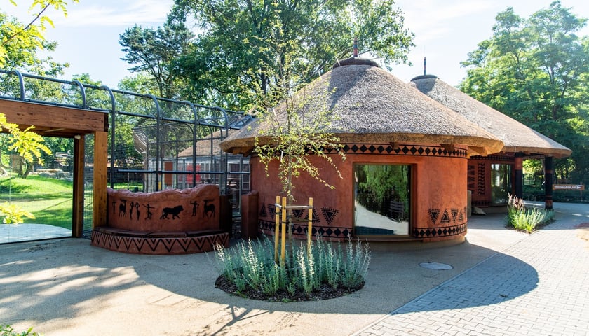 Powiększ obraz: Okrągłe pawilony mają dachy pokryte strzechą i etniczną ornamentykę