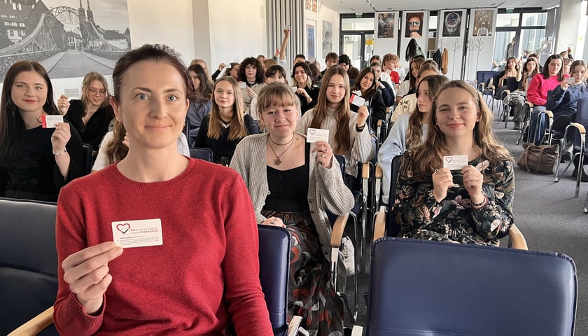 Powiększ obraz: Licealiści podczas lekcji o transplantacji otrzymali nie tylko garść wiedzy, ale i Wrocławskie Karty Dawcy