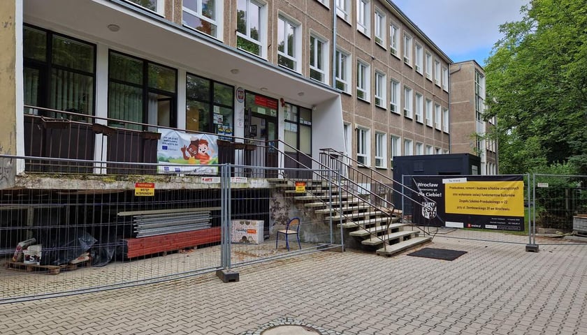 Część szkolna w Zespole Szkolno-Przedszkolnym nr 22 przy ul. Dembowskiego - w trakcie remontu