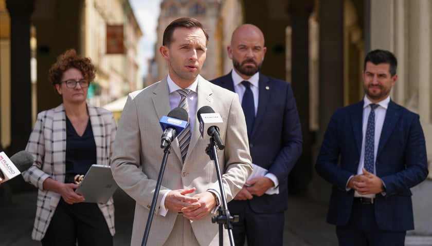 Powiększ obraz: <p>Konferencja prasowa 5.07.2024 - Krzysztof Kosiński, prezydent Ciechanowa</p>