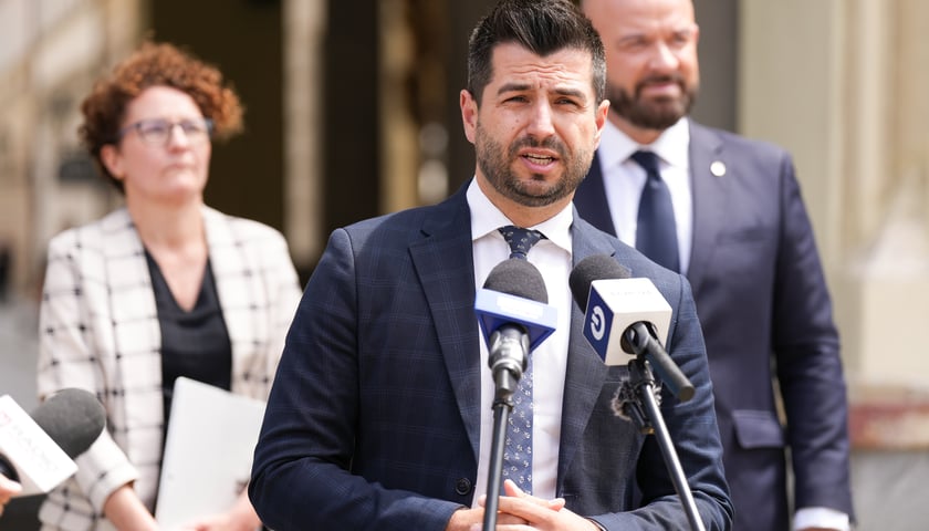 Powiększ obraz: <p>Konferencja prasowa 5.07.2024 - Łukasz Bałajewicz prezes Krajowego Zasobu Nieruchomości</p>