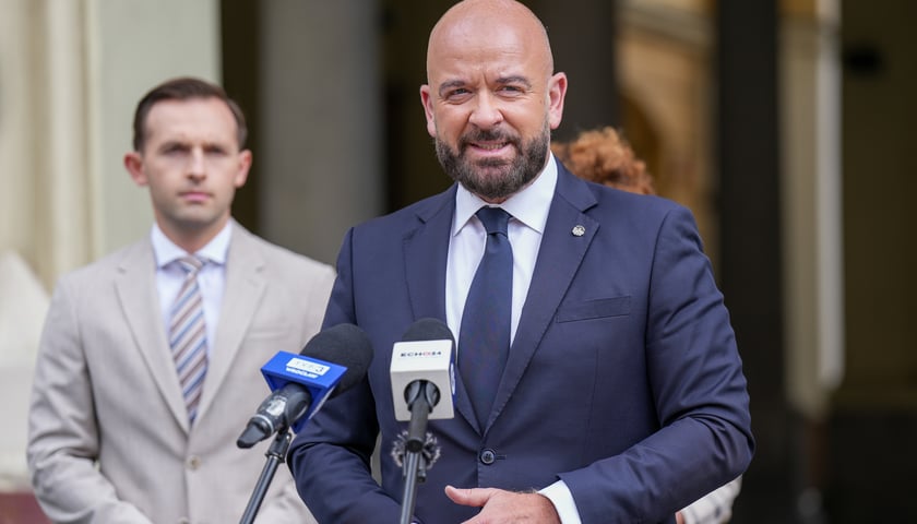 Powiększ obraz: <p>Konferencja prasowa 5.07.2024 - Jacek Sutryk prezydent Wrocławia</p>