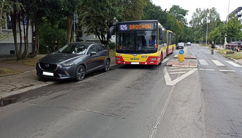 Powiększ obraz: <p>Przykłady nieprawidłowego parkowania samochodów</p>