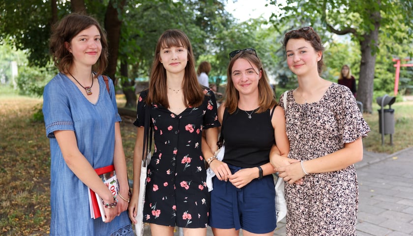 Powiększ obraz: Absolwentki III LO we Wrocławiu