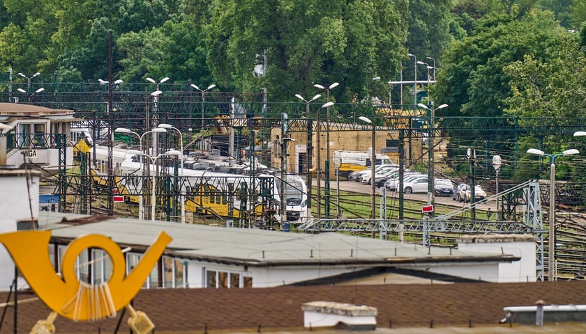 Widok budynku z neonem Dobry wiecz&oacute;r we Wrocławiu&nbsp;