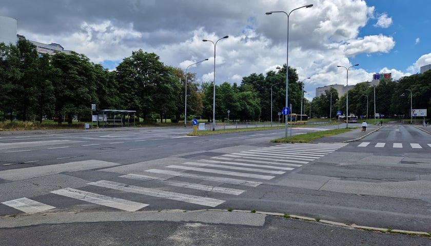 Powiększ obraz: Po wiosennych wymianach nawierzchni Zarząd Dróg i Utrzymania Miasta zwiększa zakres działania i przedstawia nowy program – Wrocław na Dobrej Drodze