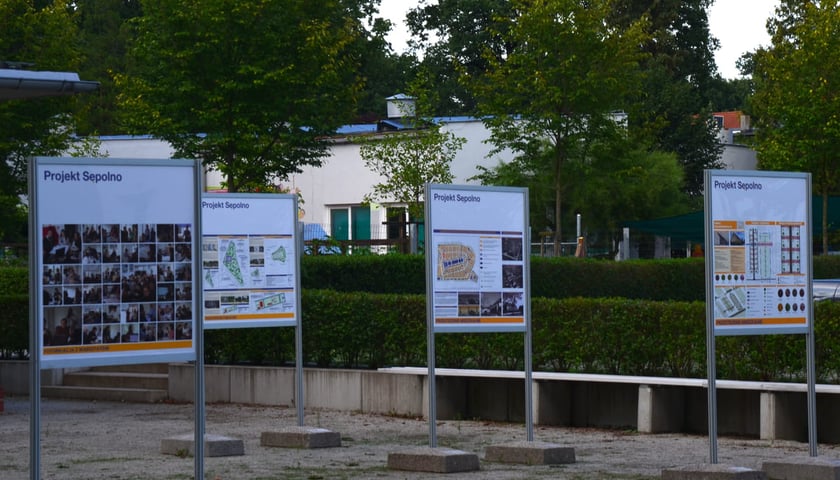 Powiększ obraz: fragment wystawy plenerowej "Projekt Sępolno", Wrocław, 16.07.2024