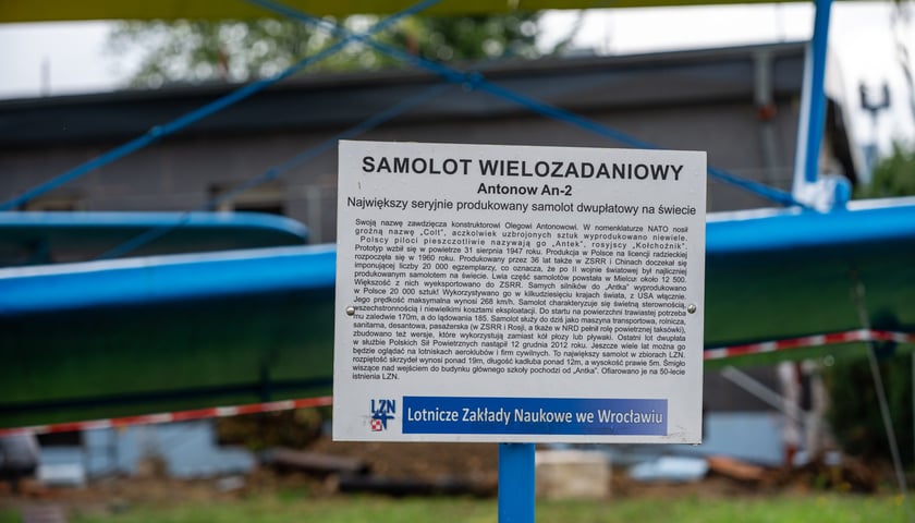 Tabliczka z opisem samolotu wielozadaniowego Antonow An-2