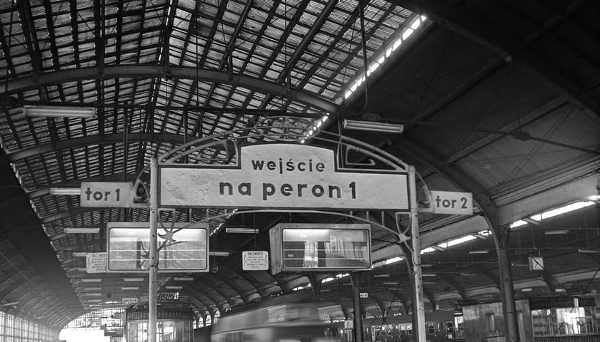 Powiększ obraz: <p>Dworzec Gł&oacute;wny we Wrocławiu w latach 70. Peron 1</p>