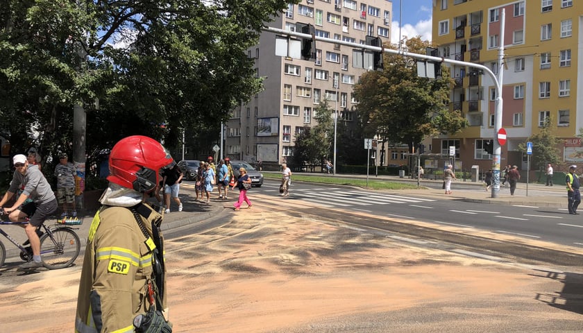 Straż Pożarna neutralizowała substancje ropopochodne na jezdni kilku ulic we Wrocławiu