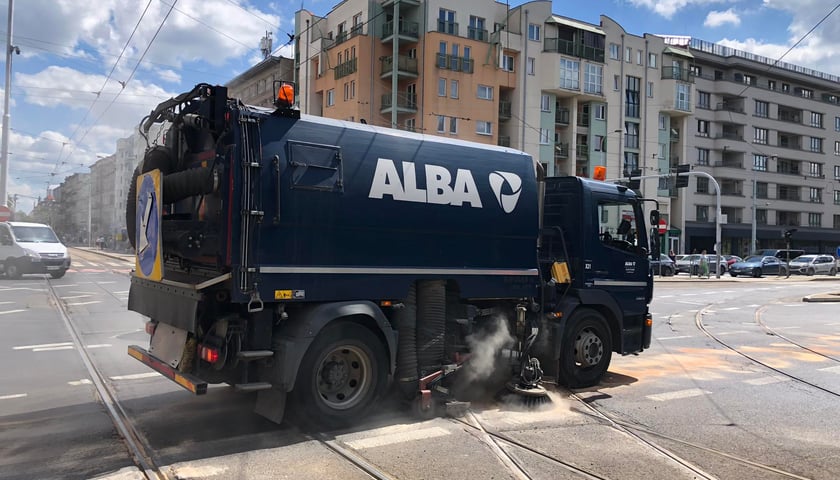 Straż Pożarna neutralizowała substancje ropopochodne na jezdni kilku ulic we Wrocławiu