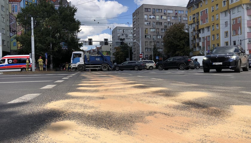 Straż Pożarna neutralizowała substancje ropopochodne na jezdni kilku ulic we Wrocławiu