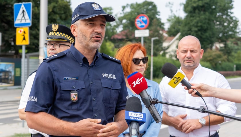 Konferencja prasowa na temat startu pilotyażowej akcji zwiększającej bezpieczeństwo pieszych Smart Stop (8.08.2024)
