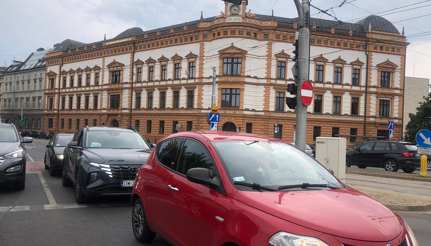 Plac Jana Pawła II i stojące w korku na skrzyżowaniu samochody