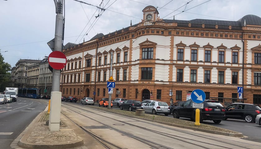 Plac Jana Pawła II i stojące w korku na skrzyżowaniu samochody