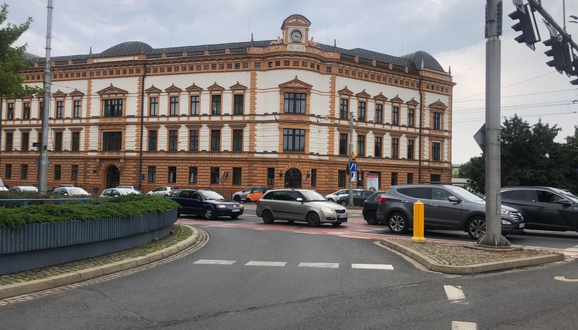 Plac Jana Pawła II i stojące w korku na skrzyżowaniu samochody