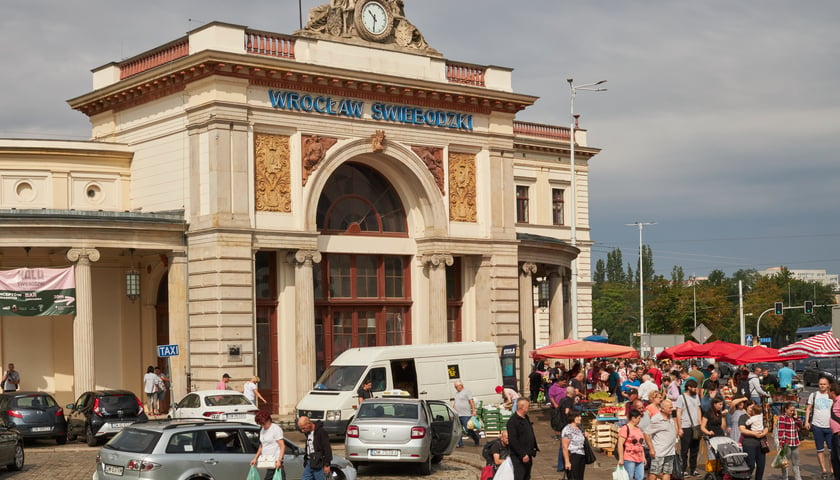 Powiększ obraz: Targowisko na wrocławskim Dworcu Świebodzkim działa w każdą niedzielę. Dostaniemy tam wiele ukraińskich przysmaków oraz azjatyckie produkty.