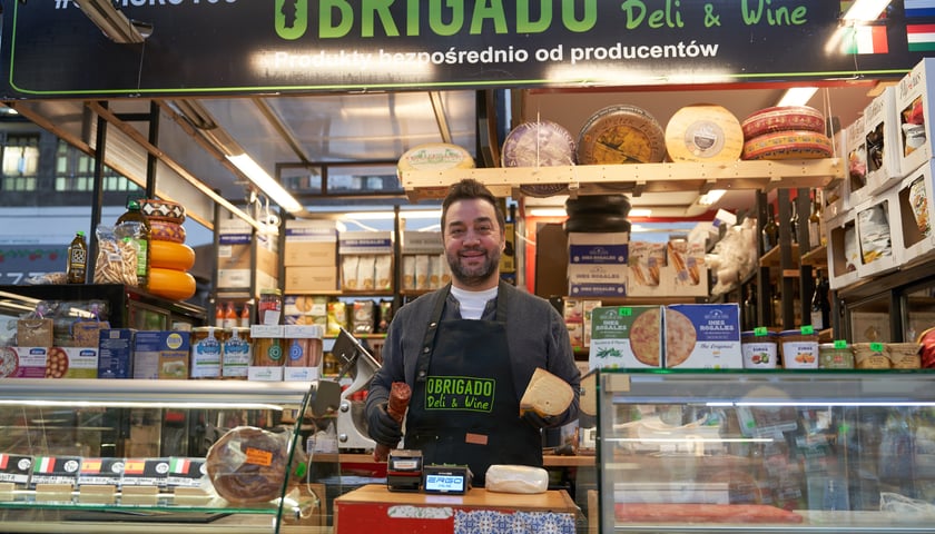 Powiększ obraz: W Hali Targowej we Wrocławiu znajdziemy m.in. stanowisko Obrigado Deli&Wine, gdzie kupimy portugalskie sery i wędliny.