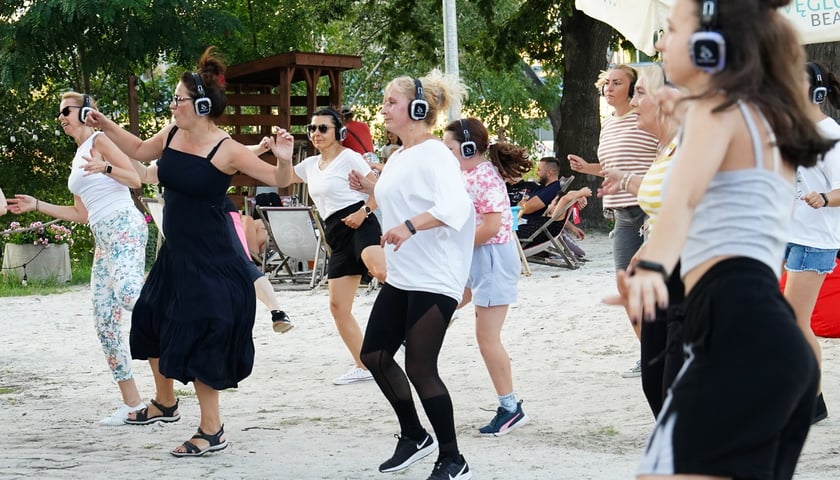 Powiększ obraz: Pierwsza edycja Silent Disco Fitness w Porcie Węglowym we Wrocławiu