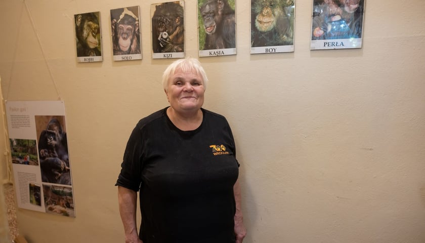 Powiększ obraz: <p>Elżbieta Gajewska i galeria portretów</p>