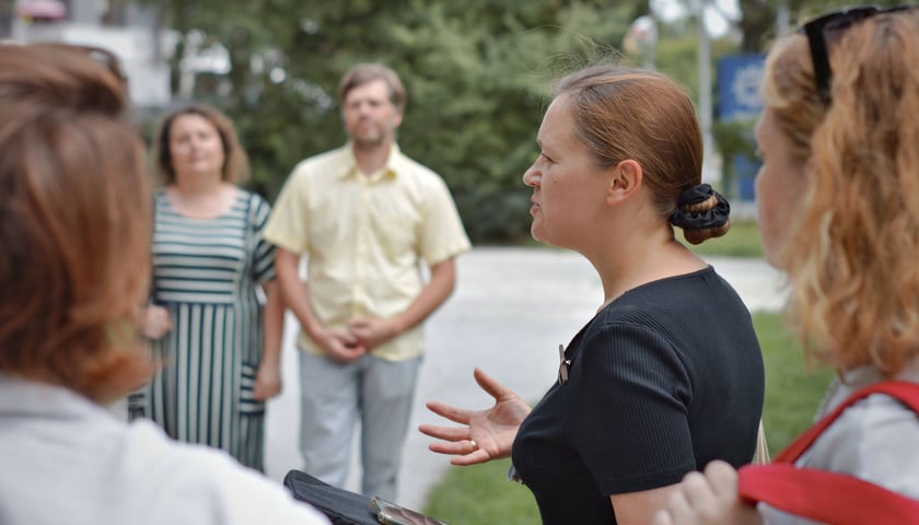 Powiększ obraz: <p>Spacer sąsiedzki po Psim Polu (18.08.2024), oprowadzają Monika Glińska i Zhanna Nogina</p>