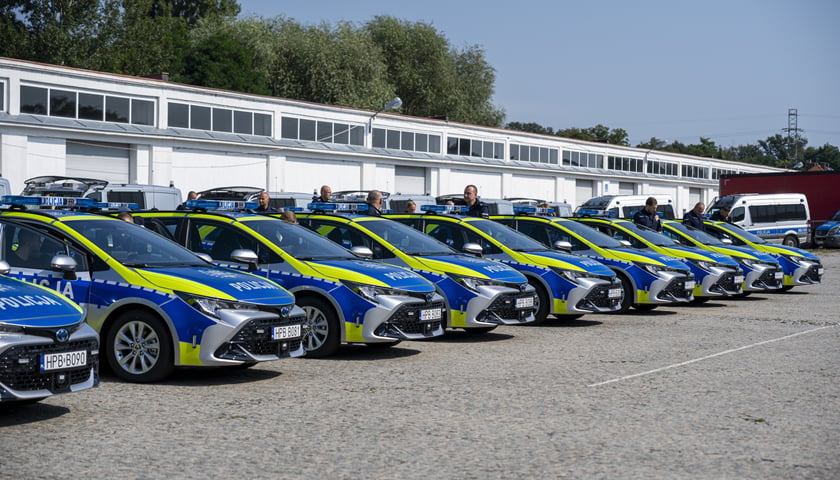 Powiększ obraz: <p>Przekazanie 36 hybrydowych aut dolnośląskiej policji (28.08.2024)&nbsp;</p>
