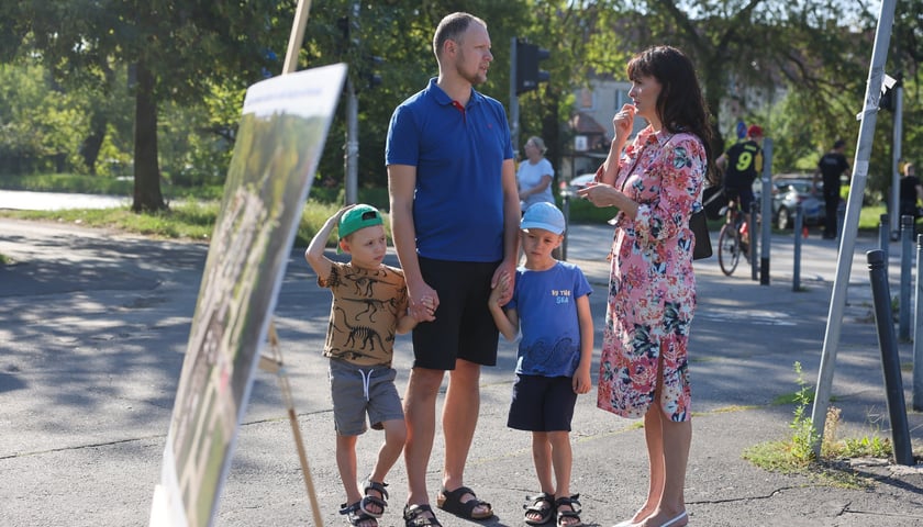 Powiększ obraz: <p>Izabela Folga-Łozińska, obok Stanisław Piątek z dwoma chłopacami / spotkanie na pętli Sępolno w sprawie budowy TAT na Swojczyce, 30 sierpnia 2024</p>