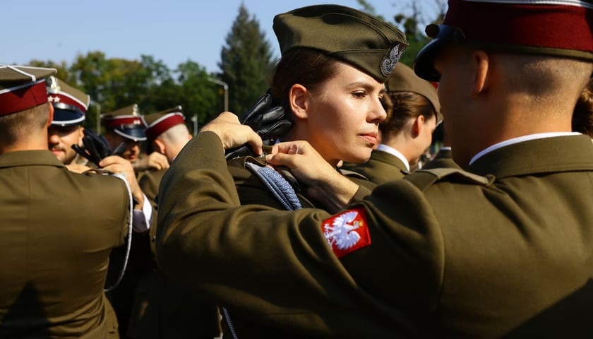 Powiększ obraz: Promocja oficerska we wrocławskiej Akademii Wojsk Lądowych, 07.09.2024