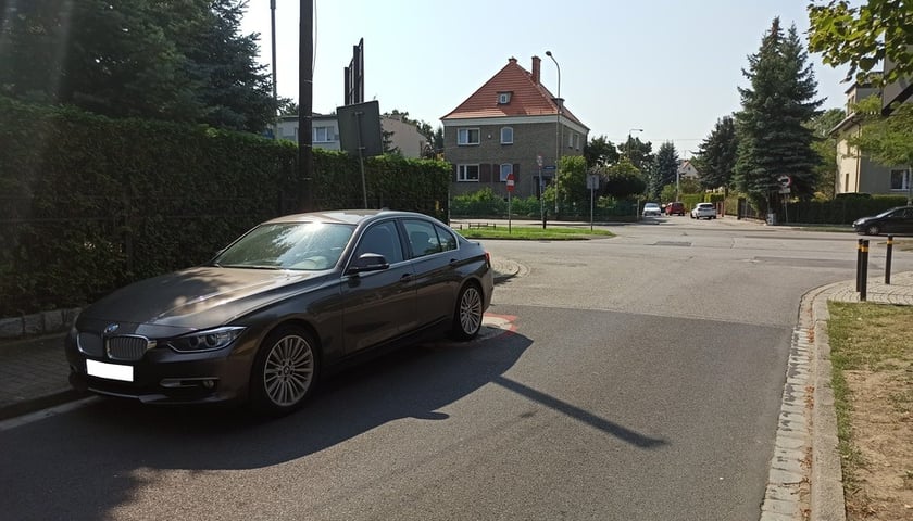 Przykłady niezgodnego z prawem parkowania