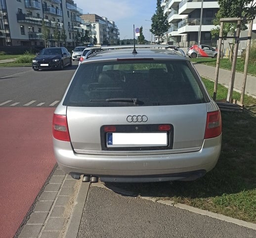 Przykłady niezgodnego z prawem parkowania