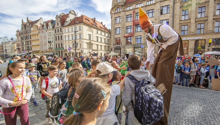 Powiększ obraz: Na start festiwalu z wrocławskiego rynku co roku wyrusza do Ogrodu Staromiejskiego kolorowa parada