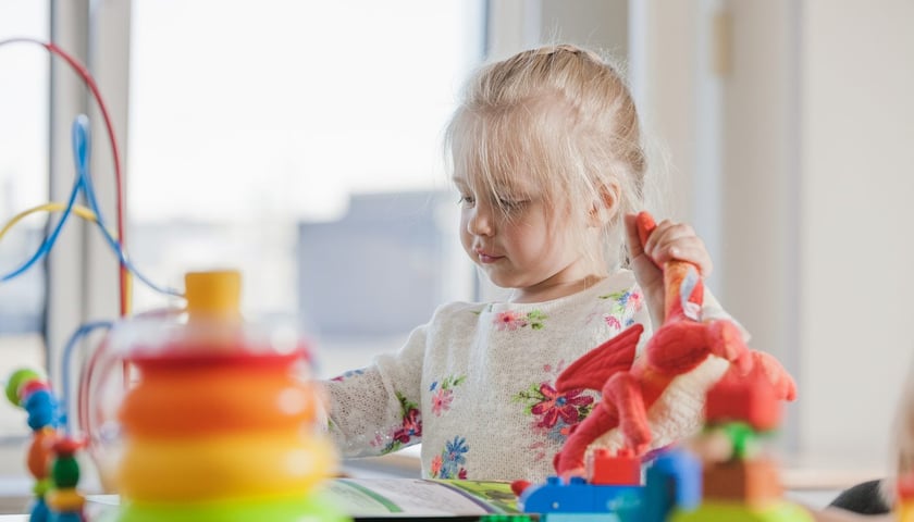 Powiększ obraz: Miasto zapewnia dziś 6306 miejsc w placówkach opieki dla dzieci, z czego 1130 miejsc pozostaje wolnych