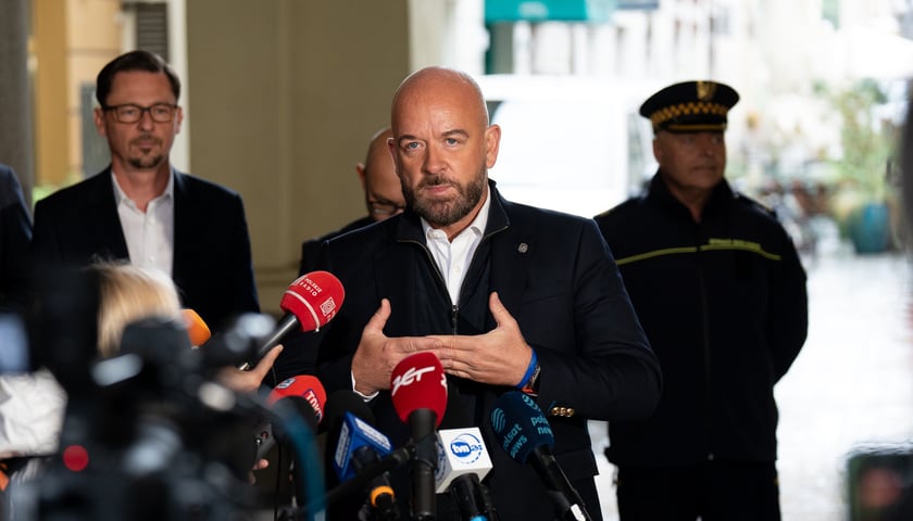 Powiększ obraz: Prezydent Wrocławia Jacek Sutryk powołał sztab kryzysowy w związku z ostrzeżeniami IMGW - briefing prasowy, 12.09.2024