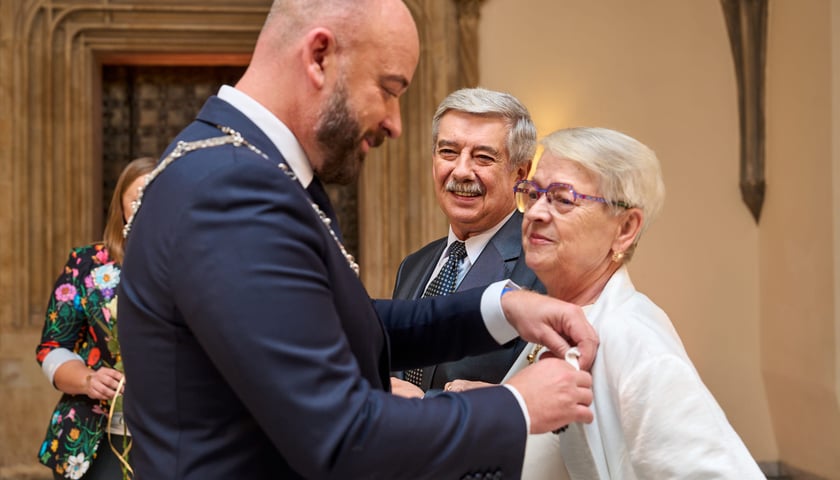 Pary małżeńskie z długoletnim stażem uhonorowane odznaczeniami, uroczystość we wrocławskim ratuszu.