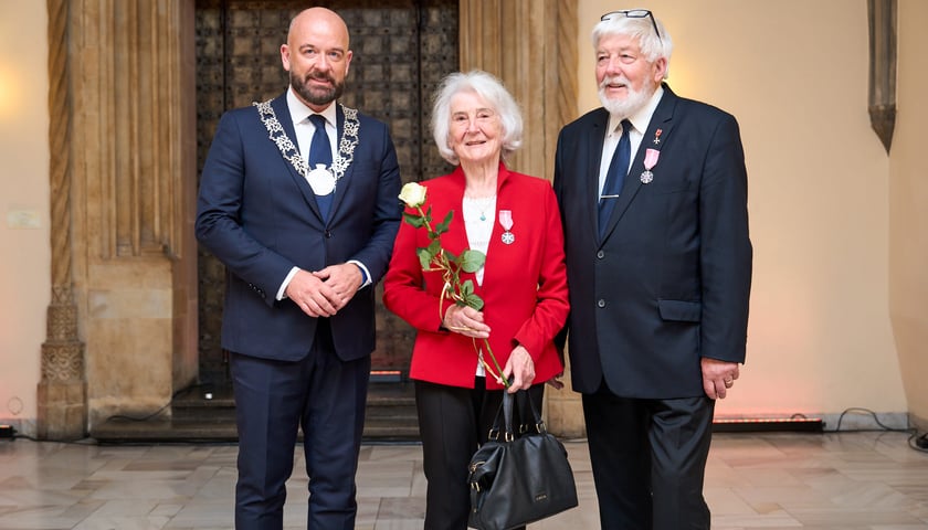 Pary małżeńskie z długoletnim stażem uhonorowane odznaczeniami, uroczystość we wrocławskim ratuszu.