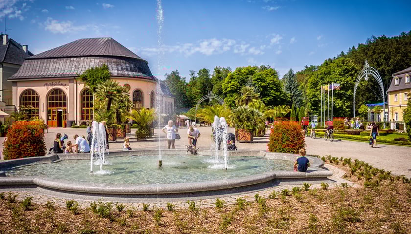 Powiększ obraz: Park Zdrojowy z pijalnią wód w centrum uzdrowiska Kudowa-Zdrój