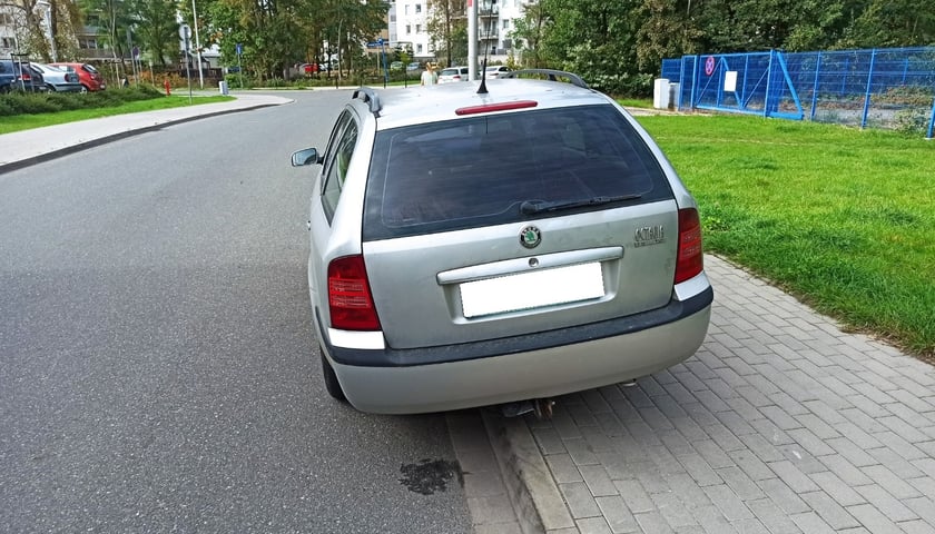Powiększ obraz: <p>Przykłady nieprawidłowo zaparkowanych samochod&oacute;w</p>