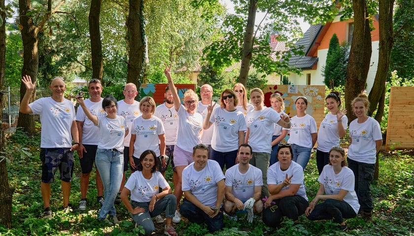 Powiększ obraz: Wolontariusze PPG Polska na zdjęciu grupowym w ogrodzie SP nr 8 przy ul. Kowalskiej