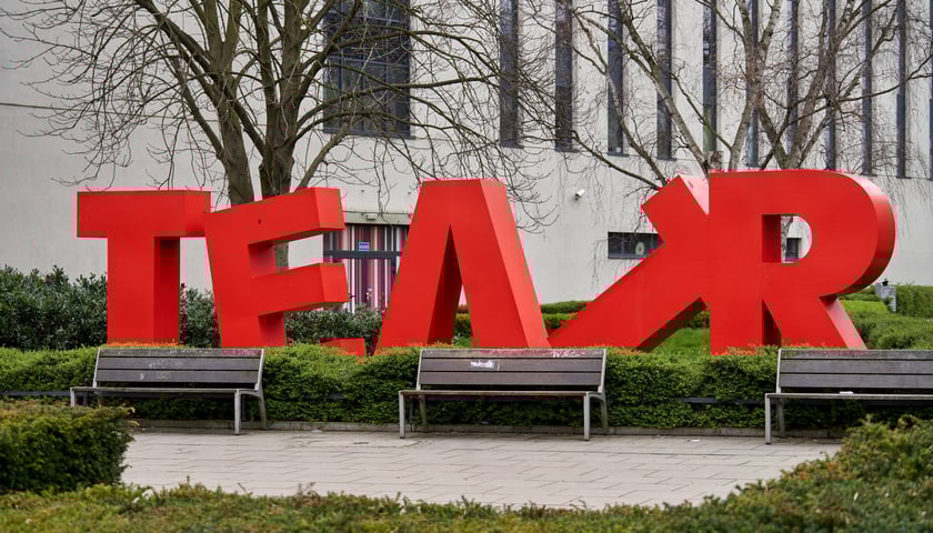 Powiększ obraz: Napis TEATR obok Teatru Capitol we Wrocławiu.
