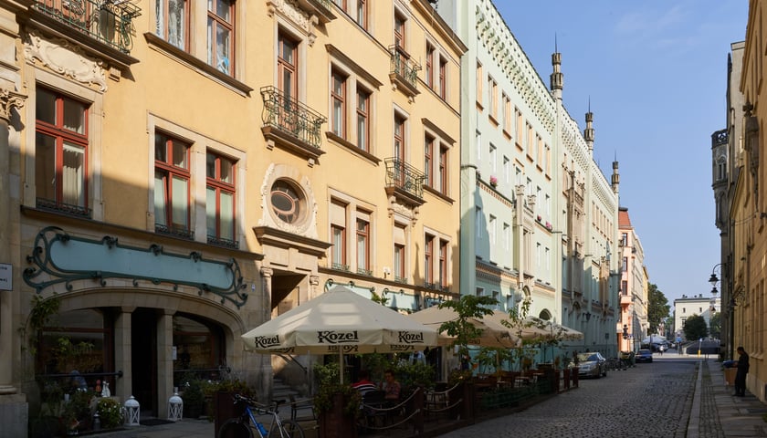 Powiększ obraz: Przy ulicy Włodkowica we Wrocławiu znajdziemy liczne kawiarnie i restauracje.